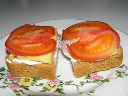 Рецепт: Бутерброды с брынзой, помидорами и орехами