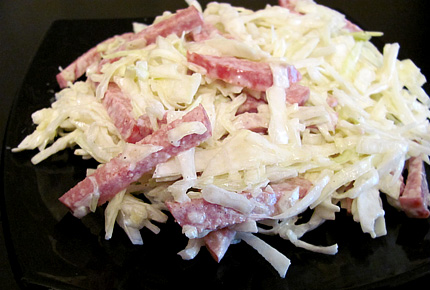 Рецепт: Салат с капустой и копченой колбасой