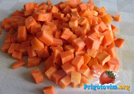 Нарезанная морковка.