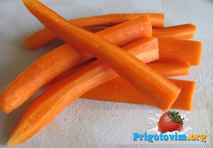 Морковь нарезанная вдоль.